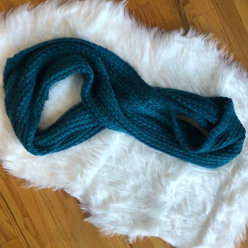 Isaac Mizrahi teal infinity scarf